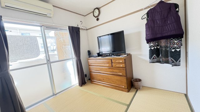 畳の香りと柔らかな質感が心地よくリラックスできる空間が広がります。収納スペースがあるので布団をしまっておく事も出来ます。