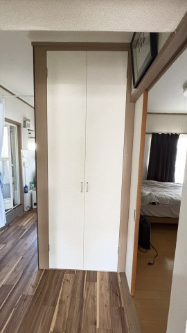 廊下に収納スペースを設けているため、日用品やストック品もすっきりと整理でき、居住空間を広くお使いいただけます。