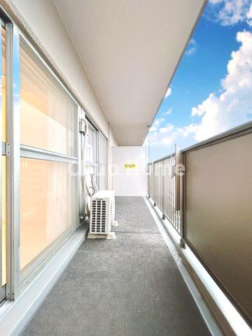【バルコニー】幅もあって、奥行きもあるゆとりのバルコニー。洗濯物を干したり乾かしたりだけでなく、ただ出てみるだけでも気持ちいいですよ。