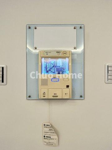 【モニターホン】誰が来たかすぐにわかるカラーモニター付きインターホン。通話ボタンを押すまでは室内の音は漏れていませんので相手を確かめてから応対できます。
