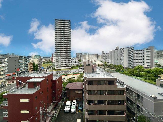 手を伸ばせば、ふれることが出来そうな環境が、そのままインテリアになったような印象です。その豊かな眺望にふさわしい空間には、通風・採光にも優れ、心地よい光と風があふれています