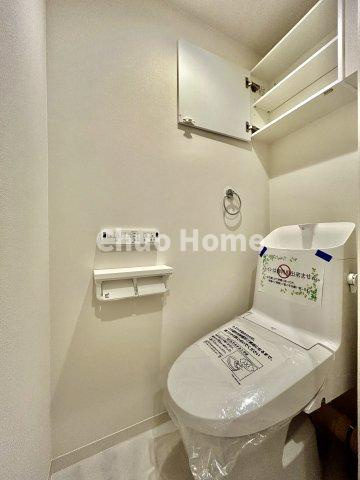【トイレ】　収納スペースをしっかりと確保した温水洗浄便座機能付きトイレ。温水洗浄便座は清潔にお使いいただくための大切なアイテムです。