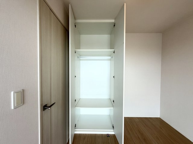 約5.0畳の収納です。奥行きがあり、お洋服の収納も可能です。