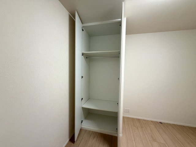 約5.0畳洋室の収納です。洋室には3部屋全てに収納があります。