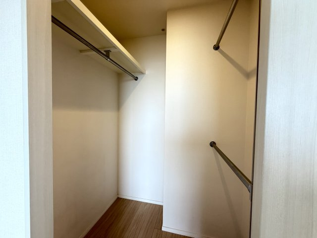 約6.5畳の洋室には大容量のウォークインクローゼットがあり、豊富な収納力です。