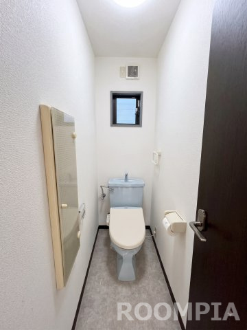 小窓付きで換気もバッチリ！温水洗浄便座付きで快適なトイレ空間。※AI加工による点灯イメージ（現況優先）