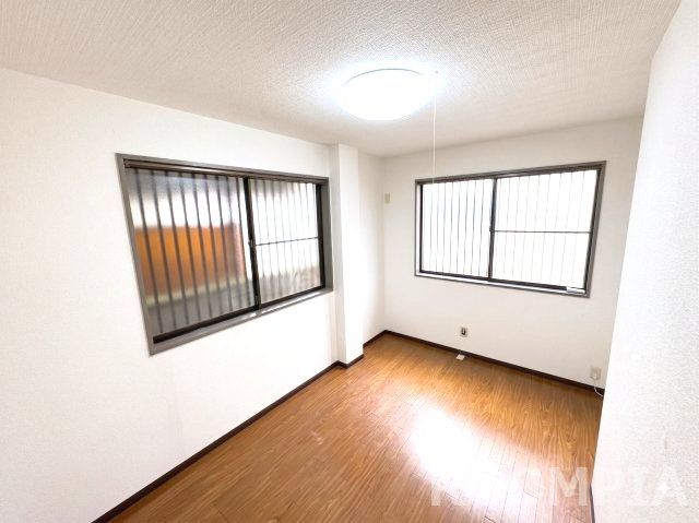 玄関横で客間や趣味部屋にも！2面採光で明るい洋室。※AI加工による点灯イメージ（現況優先）