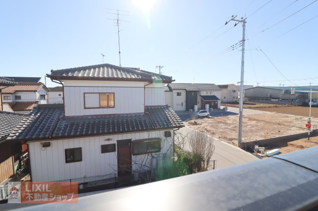 【建物からの眺望】現地完成写真。バルコニーからの景色。十分な間隔が確保されております。