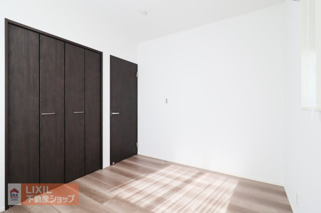 【寝室】現地完成写真。明るい採光の入る主寝室です。