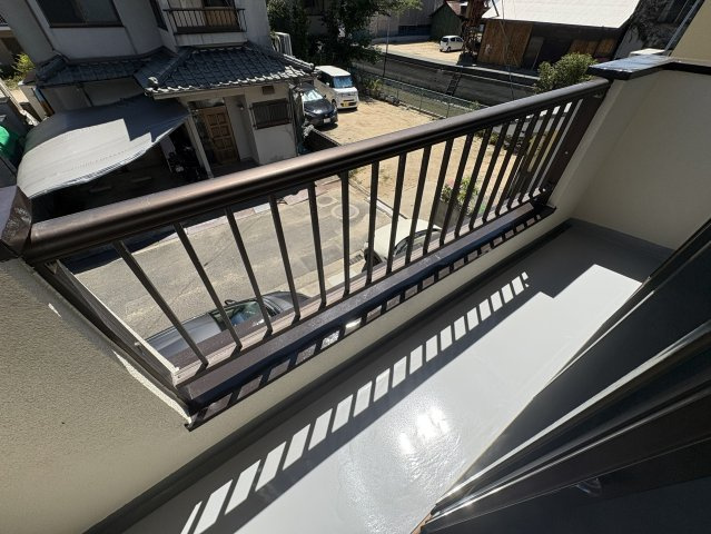 南向きで陽当たりが良く、晴れた日には明るい日差しが差し込むため、洗濯物や布団を干すスペースとして活躍します。和室の大きな開口部に面しているため、ベランダからの光を室内へ取り込みやすいのも魅力です。