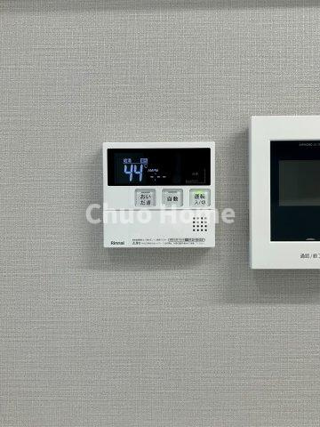 【給湯リモコン】外での一日を忘れさせてくれるオートバス機能でお好みの湯量・温度に調整された浴槽。
