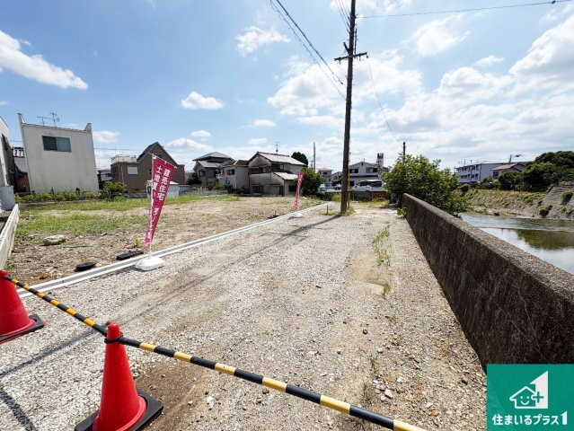 周辺は落ち着いた街並みの住宅地！子育てがしやすい住環境です！まだ未完成ですが、現地でしかわからない事もございます。是非一度ご覧ください。
