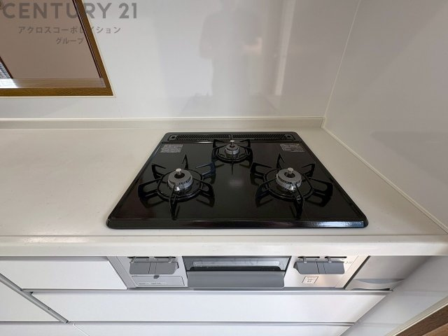 多数の調理器具を同時に使用でき、料理の効率化が可能。省エネで節約になり、様々な料理スタイルに適応できます。また、火力調整が独立しており、手入れや掃除もしやすく、今よりもっとお料理が楽しくなるかも。　
