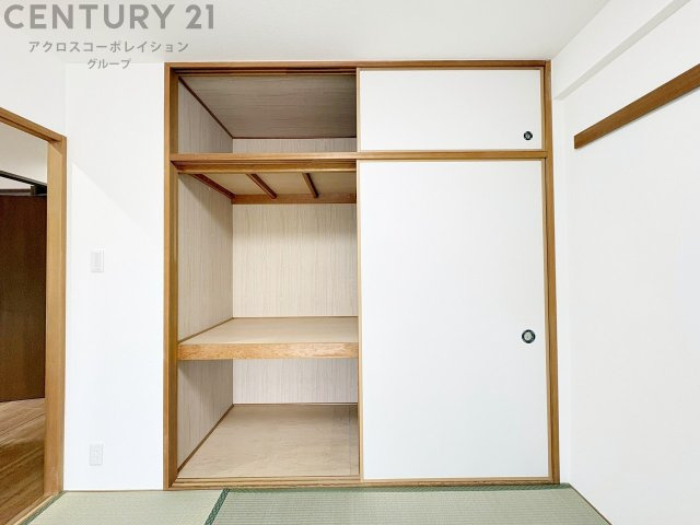 押入れは季節の衣類、寝具などを収納できます。伝統的な美しさと実用性が融合し、収納物を保護する調湿・換気効果があります。使い方によっては書類や小物なども効果的に整理でき空間を有効活用できます。　