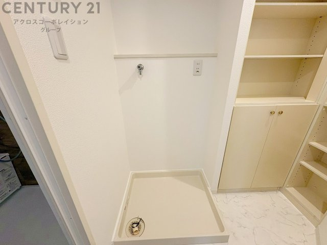洗濯物の仕分け作業がしやすく、整理整頓が容易になります。洗濯音や湿気を他の部屋に持ち込まず、生活環境を快適に保ちます。上部を活用すれば収納スペースを確保でき洗剤や洗濯用品の整理もしやすくなります。　
