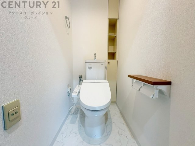 温水洗浄便座付トイレは温水洗浄機能により、暖かい水でおしりを洗浄することができ、冷たい水を使う従来の便座に比べ、温水洗浄機能で暖かいトイレを提供し、快適な使用を可能にします。　
