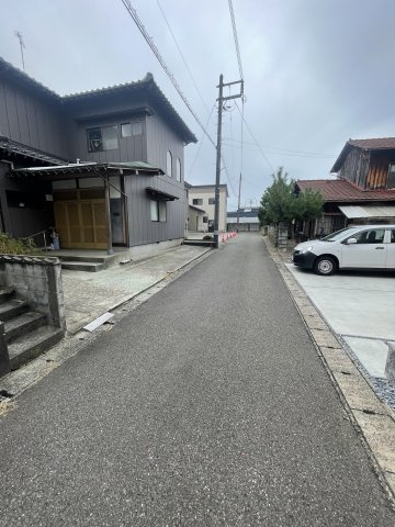 【牡丹山3　中古戸建の前面道路含む現地写真】
