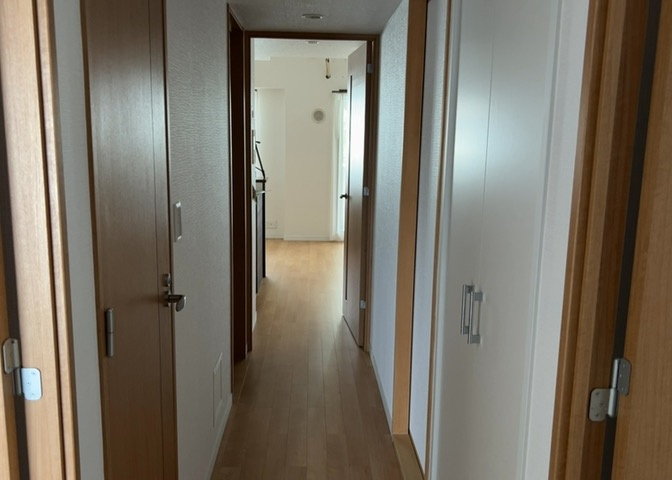 内装はとにかくおしゃれなものがいい！と選ぶ前に、まず住んだ後のことを想像してみましょう。住んでみたらコンセントの位置が悪くて使いにくいなど出てきます。事前にどの家電をどこに置くか想定しておきましょう。