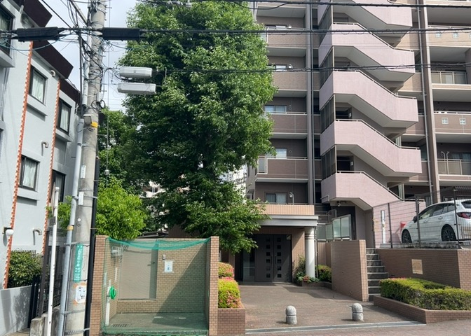 外観はマンション管理がされているかの目安になります。築年数が古いと、壁面は劣化してひび割れが生じることも！建物が古びていても細かいところが修繕されていると、きちんと管理されているなぁと感じるでしょう。
