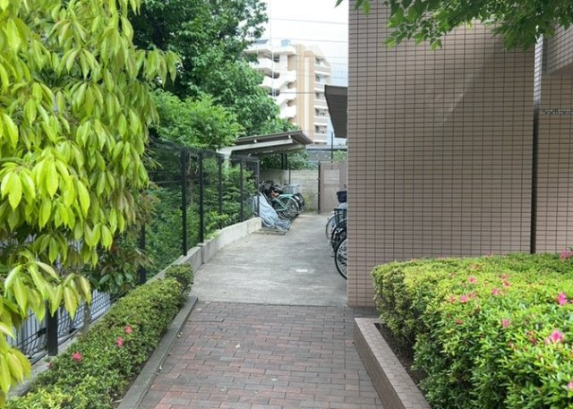 マンションの駐輪場は、事前に空きがあるか確認を取ると安心です。せっかく入居したのに駐輪スペースがない！なんてことになったら大変ですよね。そこで、内見時や購入前にはまず事前に確認しておくと良いでしょう。