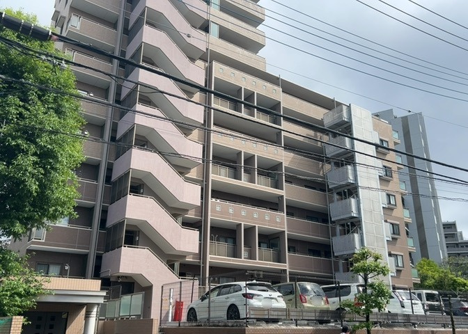 駐車場と明記されていても、最小スペースでつくられた駐車場だと大型車は駐車できなかったり、出入りしにくくなったりする可能性があります。お車のサイズと購入したい物件の駐車場のサイズを現地で確認しましょう。