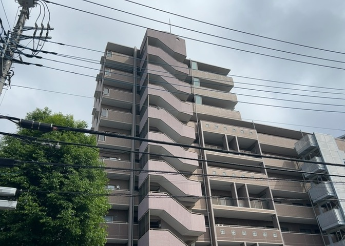 物件によっては、入居者が個人的に使用できる専用庭がついているものもあります。また、住宅の中にある土間の部分を庭と呼ぶこともあります。庭の用途は住む人によって変わり、それによってデザインもさまざまです。