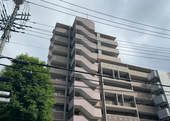 中庭（パティオ）とは、一つの建築物の内部に設けられた、壁などで囲われている庭のことを指します。コの字型、ロの字型が主流ですが、L字型の中庭もあります。最近では、インテリア性の高さからも人気があります。