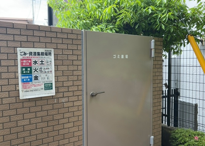共有部分は、住民なら誰もが使える設備のこと。例えば駐車場やエレベーター、インターネット設備、セキュリティ設備などがあります。他にも、マンションの廊下・外部階段やエントランス・ゴミ置き場などがあります。