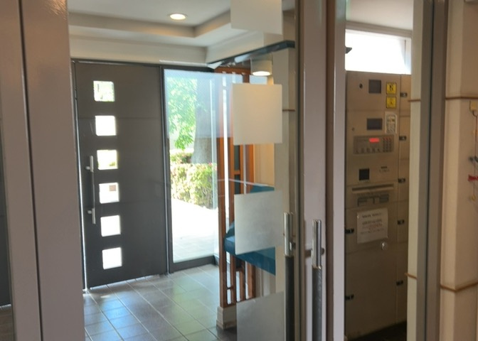 受付はマンションコンシェルジュがいる場合もあれば、管理人が滞在する小部屋を総称して呼ぶことがあります。主にエントランスに設置されていることから、防犯面でも期待ができます。防犯設備がない場合はより安心！