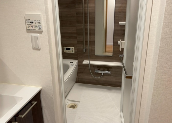 入浴時の快適さも大事なことですが、綺麗な状態を維持できなければ気持ちよく入浴できません。毎日の掃除が楽という点は大事なポイントになります！カビが生えにくく掃除がしやすい、壁や浴槽を選ぶといいでしょう。