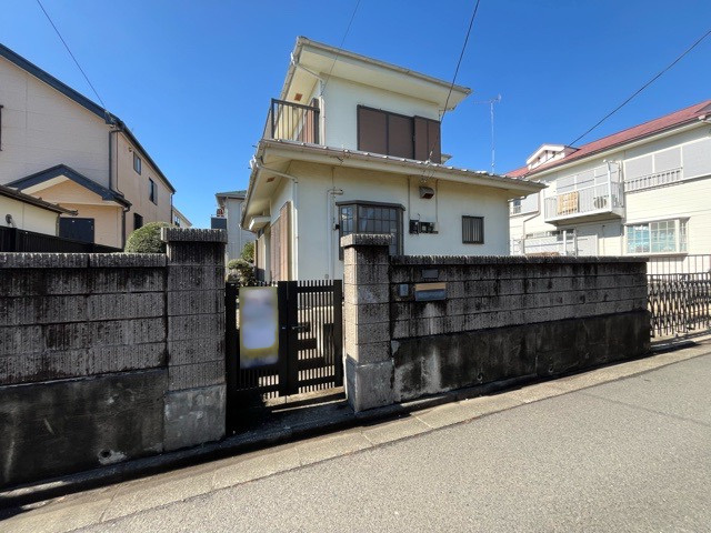 現地に行くなら、物件の周囲の地形がどうなっているかを見ることも大切です。周辺より低くなっている土地では、大雨などで水が集まりやすいため、地盤が弱くなっているということも考えられるため、注意が必要です。