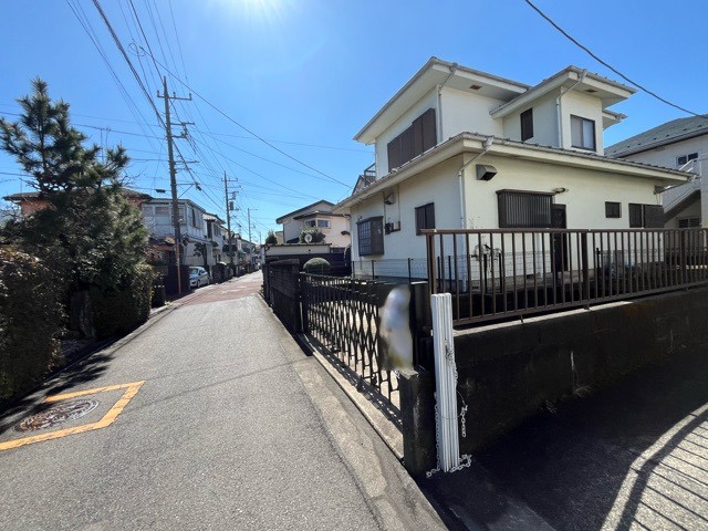 隣家の土地はどうなっているのか、生活利便施設が近くにあるのか、学校まで近いかなど、お客様のライフスタイルにあわせたイメージが重要です。また、近くにあると困る施設が近くにないかも確認するといいでしょう。