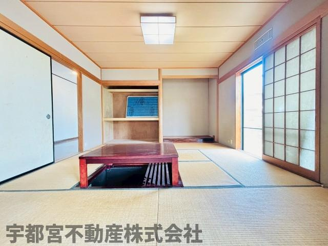 【和室/現地写真】座ったり寝転んだりと、ゆったりくつろげる快適空間。クッション性があるので、お子様の遊び場としても重宝しますね♪