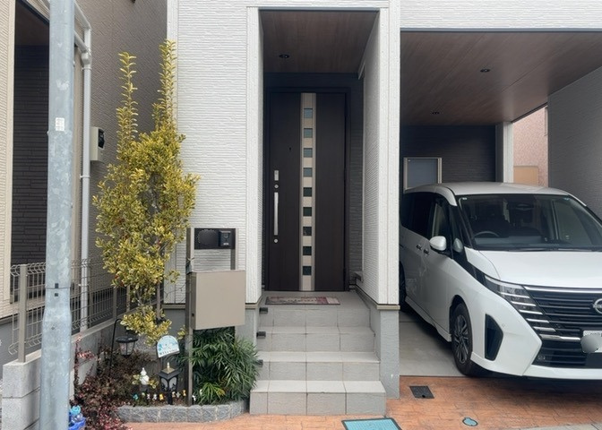 玄関は家の顔でもあり、家族以外の目にも止まる場所です。玄関は外との間を仕切る扉、靴などをしまっておく収納スペース、靴脱ぎのたたきスペース、来客とのやり取りをするドアホンなど複数のアイテムからなります。