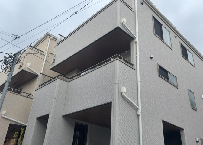 バルコニーは、室外の専用スペースのうち、「屋根がなく開放された空間」であるものを指します。ベランダより広いタイプのものが多く、日当たりもよいため家庭菜園などを楽しみたい人にとって適した環境となります。