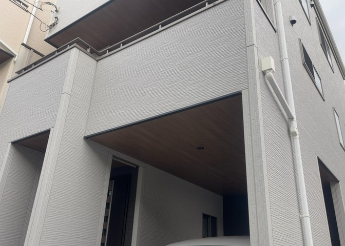 木造住宅とは土台、壁、柱など建築物の強度を支える構造体の材に木が使用されている構造を指します。構造体は建物の自重を支えるだけではなく風圧や水圧、積裁荷重などあらゆる衝撃に耐えるための基礎です。