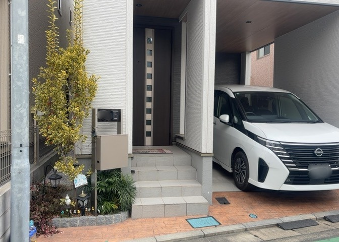 玄関ポーチにおいて最も重視すべきと言っても良いのが広さです。適切な広さの玄関ポーチでないと外見的なバランスは崩れてしまいますし、何より使いにくくなってしまいますので、現地で実際に下見をしてみましょう！
