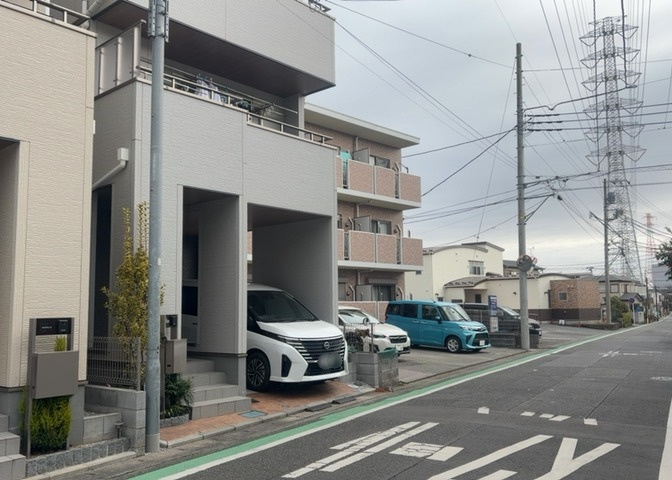 南側道路の場合は長い時間光を入れ込むことができるため、庭やリビングを道路側に持ってくることが多く土地価格も高い傾向にあります。一方北側道路だとリビングや庭が南側になりプライバシーを守ることができます。