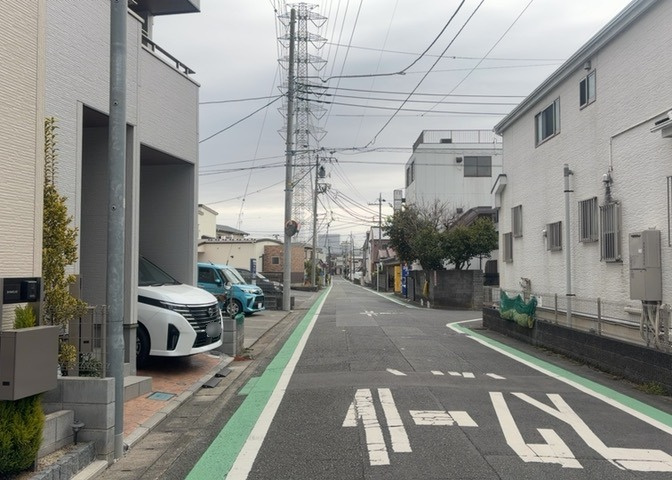 東側道路の場合は居室を南向きに設計しやすいため、朝日が入りやすいというメリットがあります。一方、西側道路も東側同様に居室を南向きに設計しやすいのですが、住宅地だと朝日が入りにくいという弱点があります。
