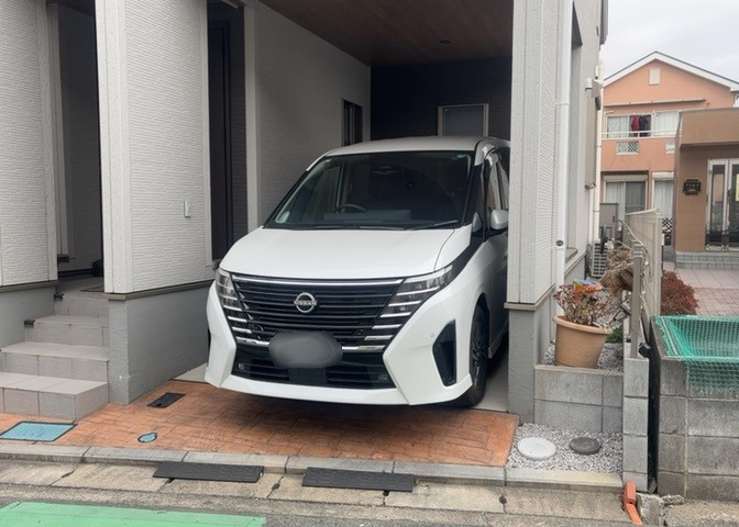車一台あたりに必要なスペースは、標準サイズの普通自動車で横幅2m50cm、長さ5mは必要になります。ただし、乗降のことも考慮して横幅3m30cm、長さ5m50cmほどは確保できるところを選びましょう。