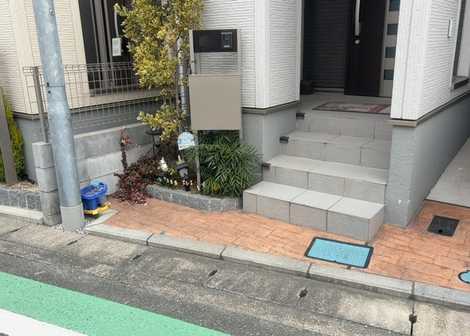 庭のある家に住むことのメリットとして、子どもたちの遊び場を確保できること、ガーデニングや家庭菜園を楽しめること、明るさを確保できることがあります。また、配置を工夫することでプライバシーが確保できます。