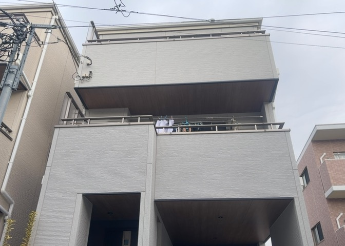 バルコニーは、建物内から室外へ楽に出入りできる便利なスペースです。また、バルコニーには手すりを付けることが義務付けられており、手すりの高さは110cm以上で施工することが建築基準法で定められています。