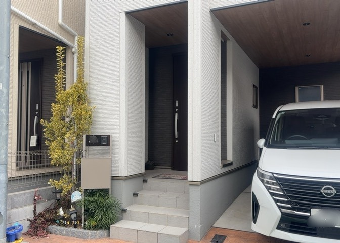 玄関は家の顔と言っても過言ではありません。現地を見学する際は玄関の広さや全体のバランスなどを見てみるといいでしょう。一般的なアプローチのしやすさだけではなく、お年寄りにも優しい設計のものだと安心です。