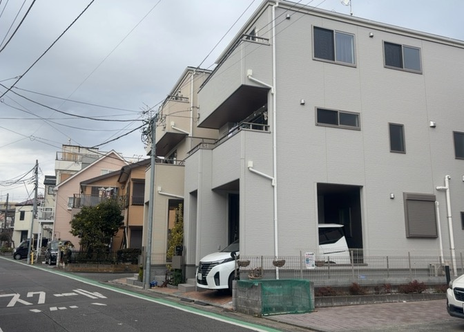 住宅用の土地では前面道路に2m以上接していなければならないと法律で定められています。しかし、お持ちの車のサイズやライフスタイルなどにより、2mでは利便が悪い場合もございますので、事前に確認しましょう。