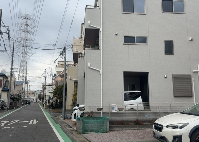道幅が広い場所は日当たりや風通が良好です。幅が広いのですれ違いも可能ですし大きな車でも駐車可能！一方で、大型車が通ることも多くなるため交通量の増加により騒音に繋がります。また土地の値段が高くなります。