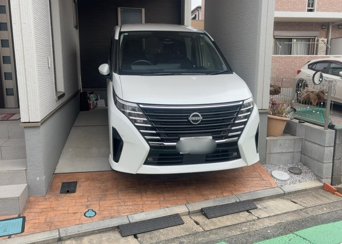 駐車場と明記されていても、最小スペースでつくられた駐車場だと大型車は駐車できなかったり、出入りしにくくなったりする可能性があります。お車のサイズと購入したい物件の駐車場のサイズを現地で確認しましょう。