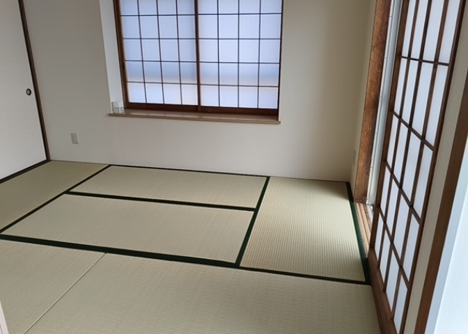 寝室でゆっくりと過ごすためにはベッド周りの適度な空間を担保することや窓の位置、照明の明るさ、寝室の広さなどを考える必要があります。自身や家族の構成とライフスタイルに併せて寝室にする部屋を選びましょう！