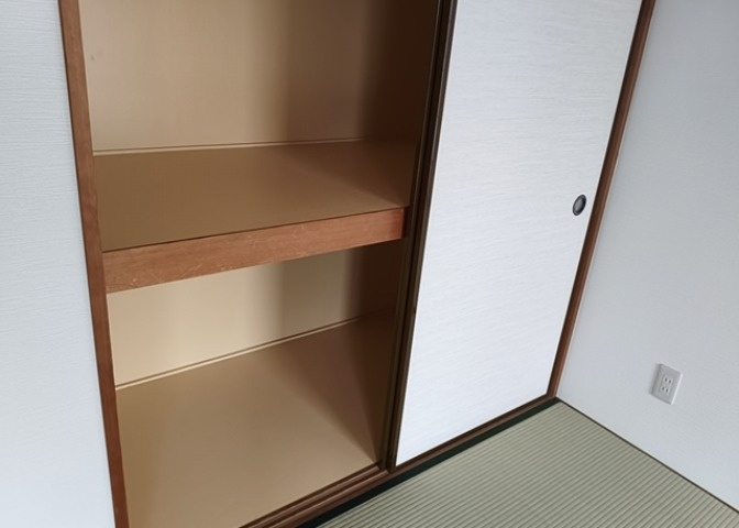 デザイン性を重視しすぎて収納が少なかった！なんてことにならないため、事前に現地で収納の数を確認しておくことをお勧めします。クローゼット以外にも床下収納や屋根裏収納、パントリーなどもチェックしましょう。