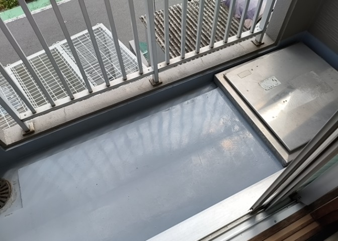 バルコニーは、室外の専用スペースのうち、「屋根がなく開放された空間」であるものを指します。ベランダより広いタイプのものが多く、日当たりもよいため家庭菜園などを楽しみたい人にとって適した環境となります。