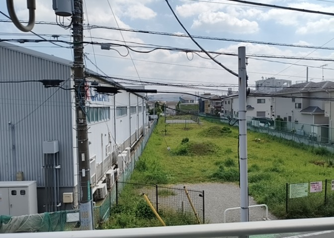 眺望の良さを楽しめるダイニングキッチンで家族団らんの時間を過ごしてはいかがでしょうか。バルコニーから見える景色を家族で眺める時間は、時間が経つのを忘れてしまいそうですね。是非、現地を見に行きましょう！